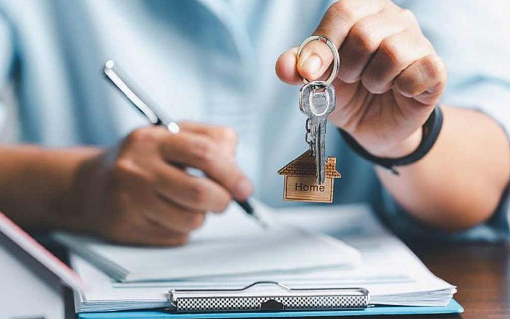 A person holding a set of house keys.