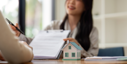 شخص يقرأ عقد إيجار