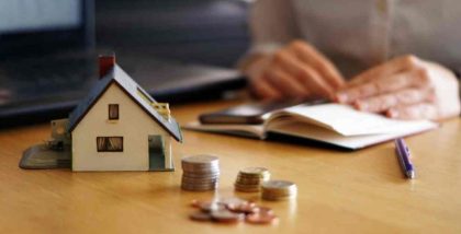 مجسم منزل وعملات معدنية