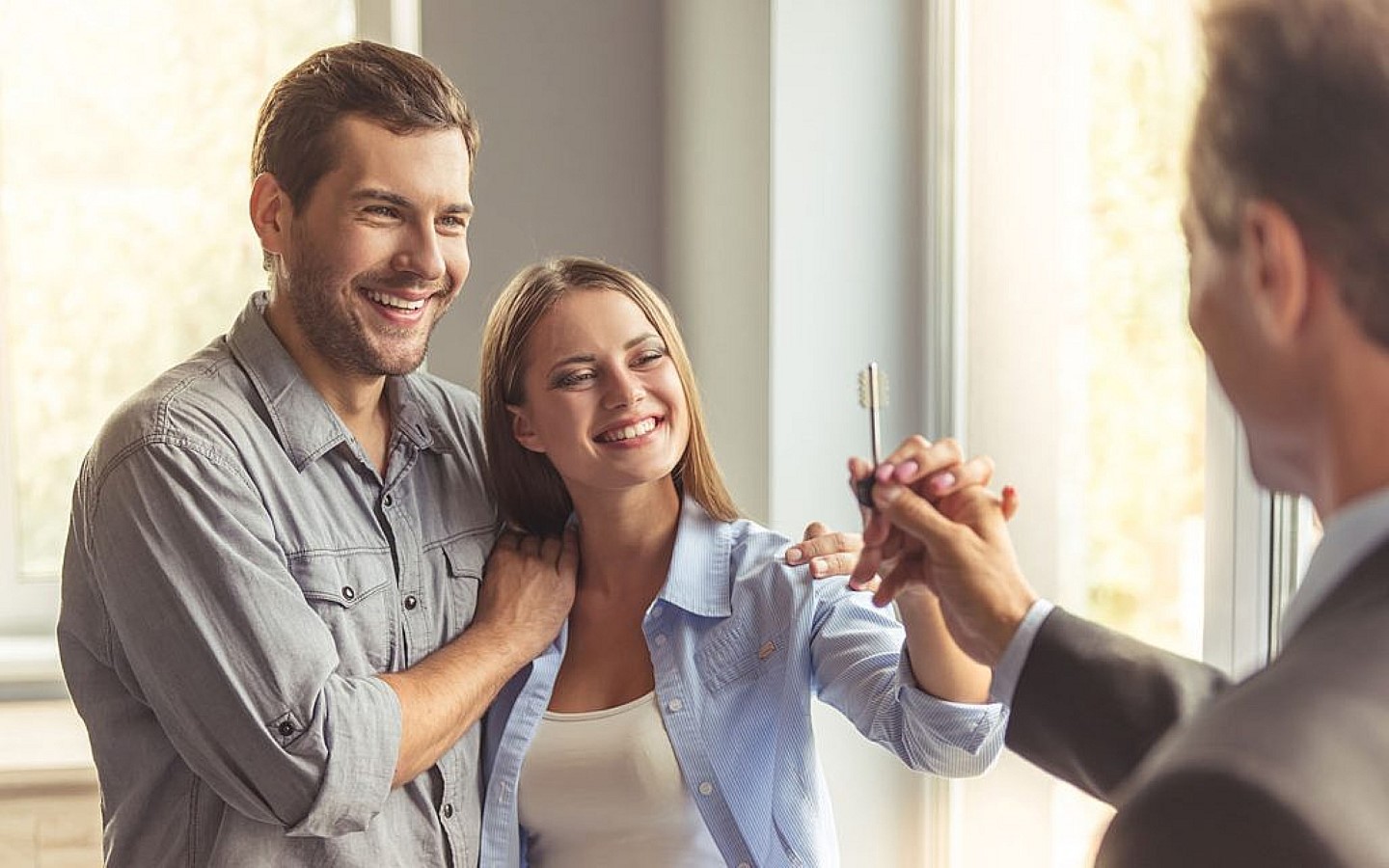 وكيل عقاري يسلم مفتاح منزل لعائلة 