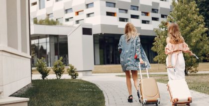 سيدتان تجران حقائب سفر