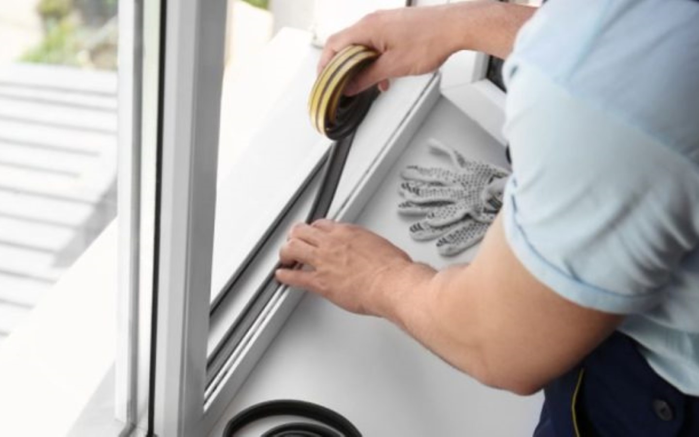 شخص يسد فجوات نافذة