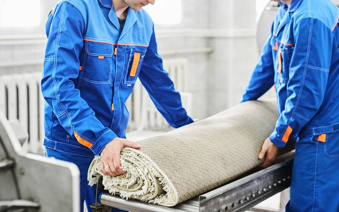 عمال يحملون سجاد