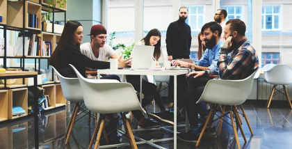 أشخاص يعملون في مساحة عمل مشتركة