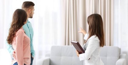 أشخاص داخل منزل