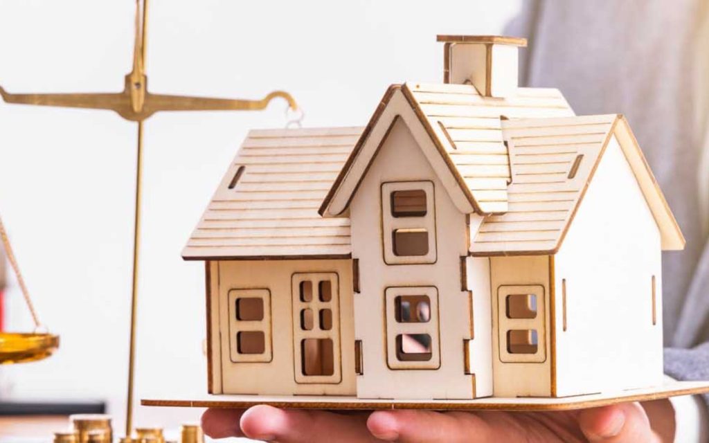 A house with scales of justice depicting Dubai rental law disputes