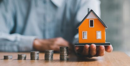 مجسم منزل مع نقود