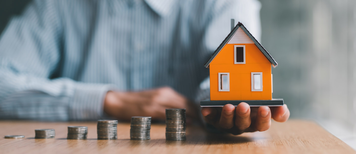 مجسم منزل مع نقود