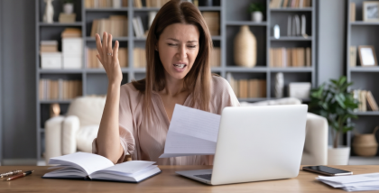 سيدة أمام اللابتوب