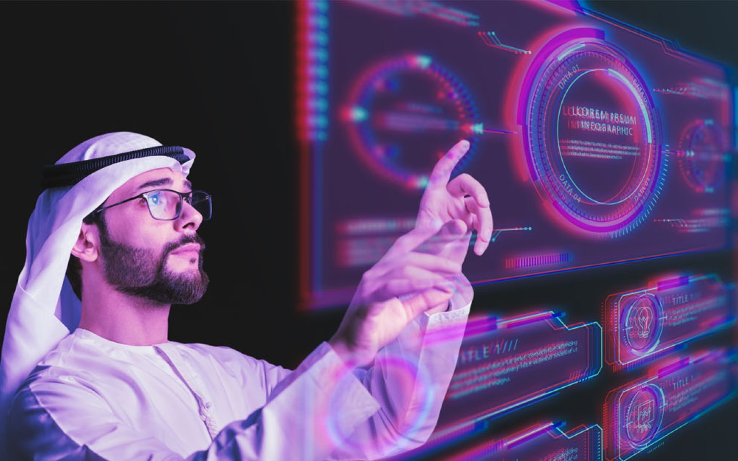 شخص أمام لوحة أيقونات افتراضية