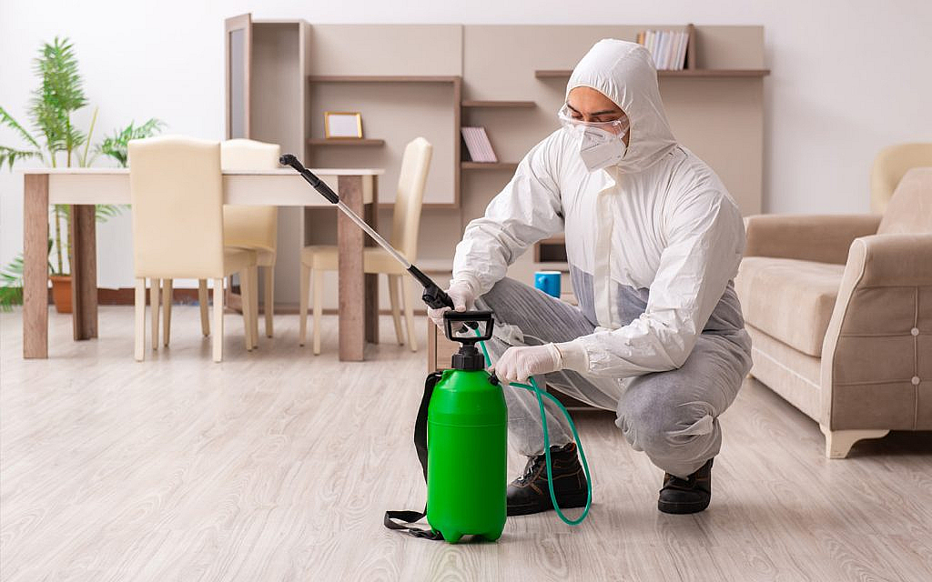 شخص متخصص بإبادة الحشرات
