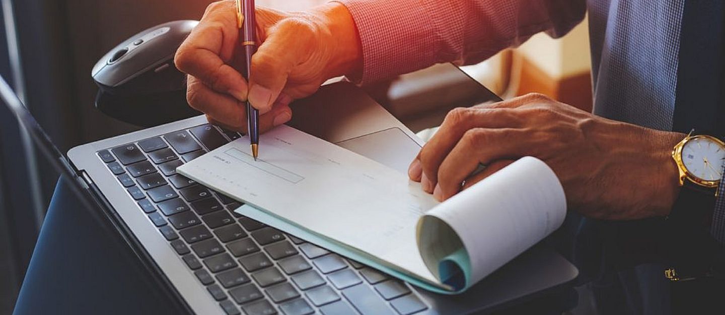 مزايا الدفع بشيكات متعددة للمستأجرين في دبي