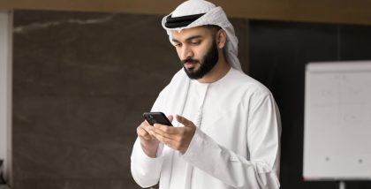 رجل إماراتي يستخدم الهاتف الذكي