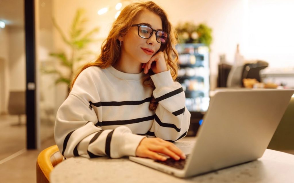 An woman filling out an online form for an Abu Dhabi real estate broker licence