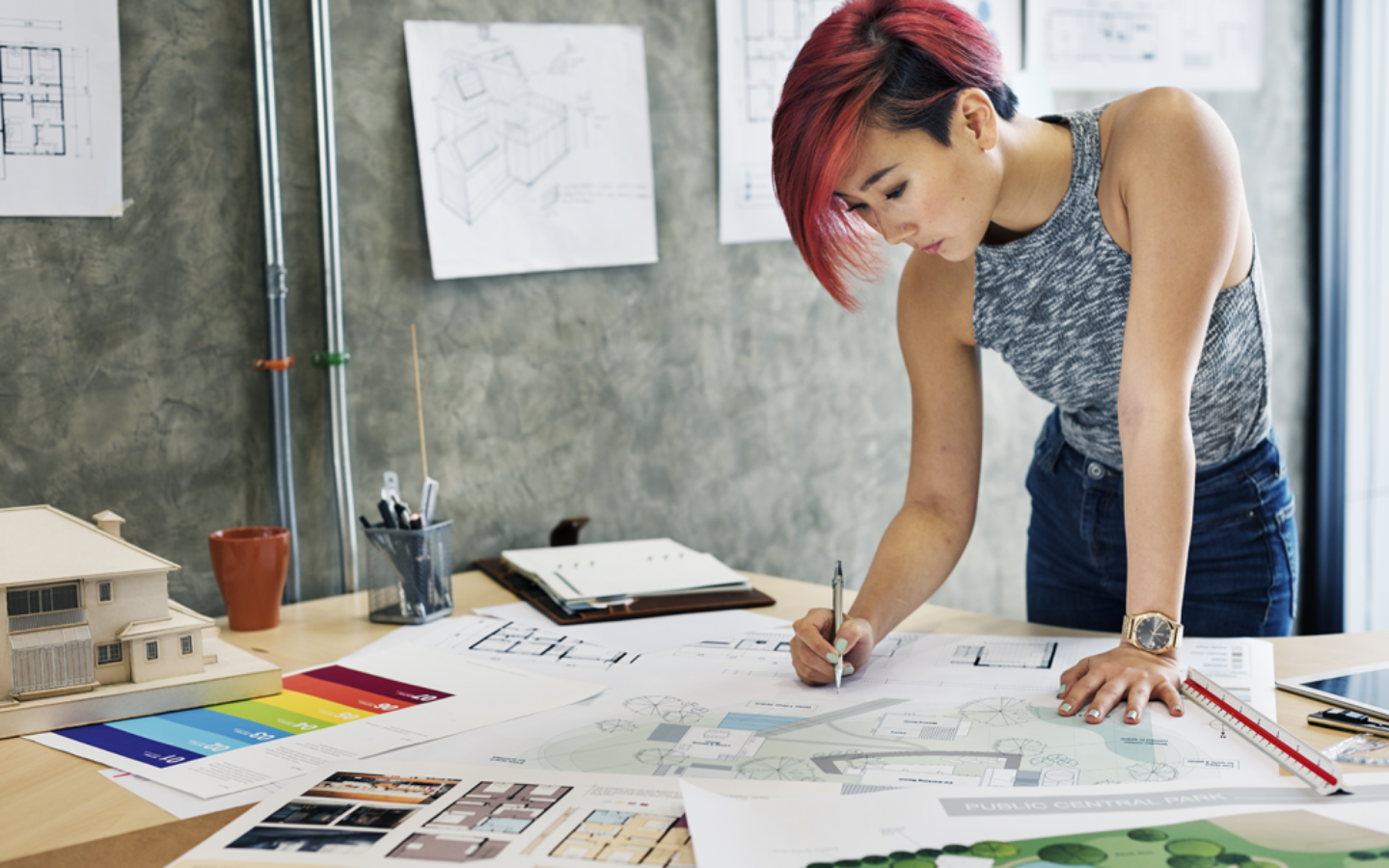 سيدة ترسم مخططات هندسية