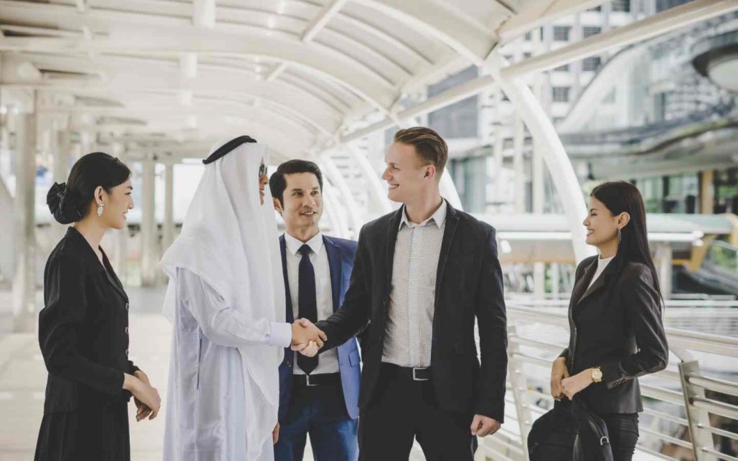 اشخاص يتصافحون